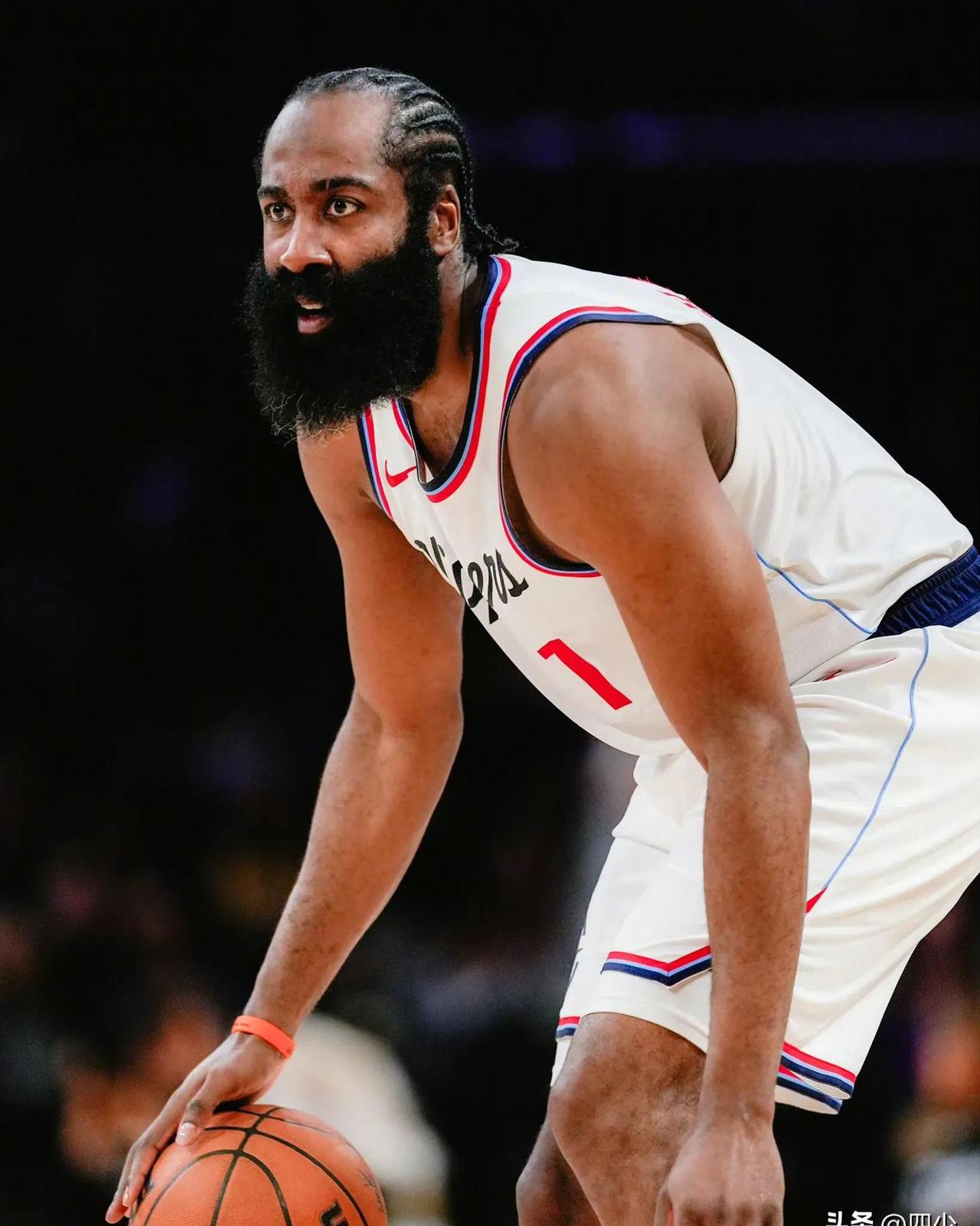 哈登在RNG比赛中精彩发挥，赛况扑朔迷离引发热议！